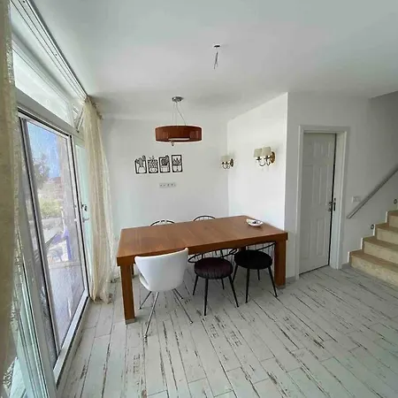Oezel Plajli Site Icerisinde 3+1 Kiralik Αλικαρνασσός